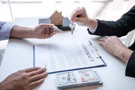 房屋经纪中的魅力形象 摄图新视界中吸引人的美丽男孩相似素材图片