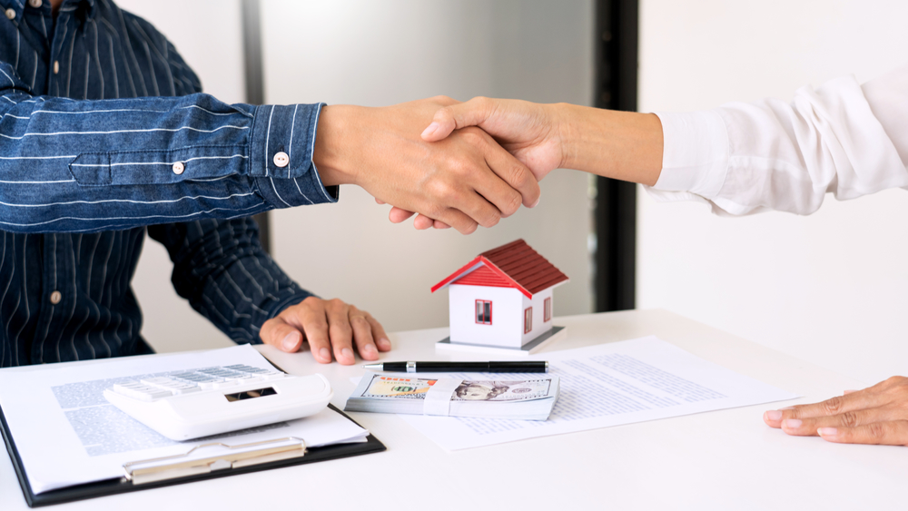 房地产经纪人 房屋钥匙交接与财产出售协议签署的关键角色