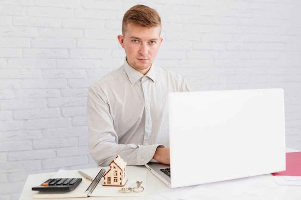 数字化房地产经纪人 膝上型计算机与专业形象的完美融合